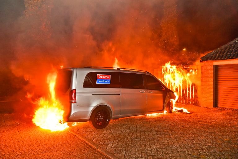 De brand in Dommelen werd rond kwart over een 's nachts ontdekt (foto: Rico Vogels/SQ Vision).