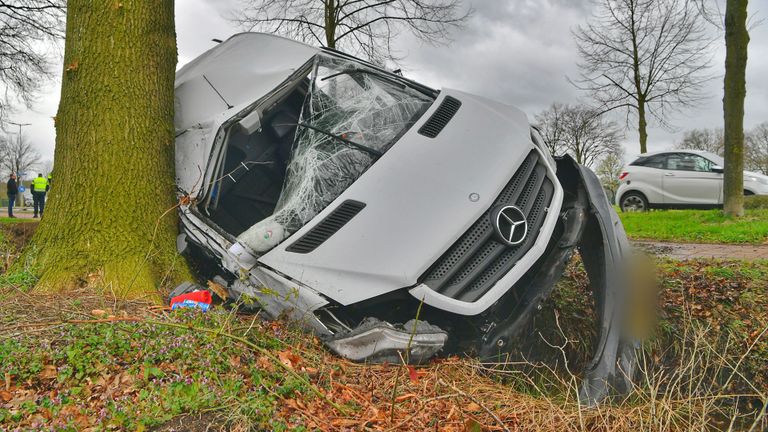 De bestelbus belandde na de botsing in een sloot naast de Maastrichterweg in Valkenswaard (foto: Rico Vogels/SQ Vision).