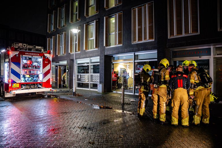 De brandweer had het vuur in het Tilburgse woonzorgcentrum snel onder controle (foto: Jack Brekelmans/SQ Vision).