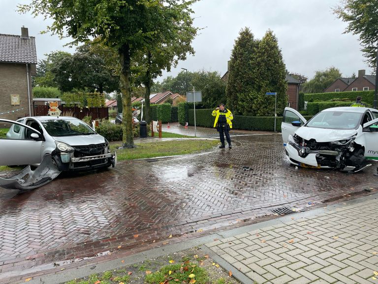 De auto's botsten op elkaar op de  T-splitsing van de Oudedijk met de Pastoor Van Houtstraat in Odiliapeel (foto: Marco van den Broek/SQ Vision).