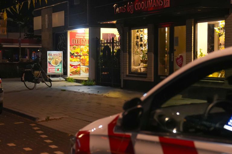 De politie aan de Kanaalstraat in Someren na de melding van de overval (foto: Harrie Grijseels/SQ Vision).