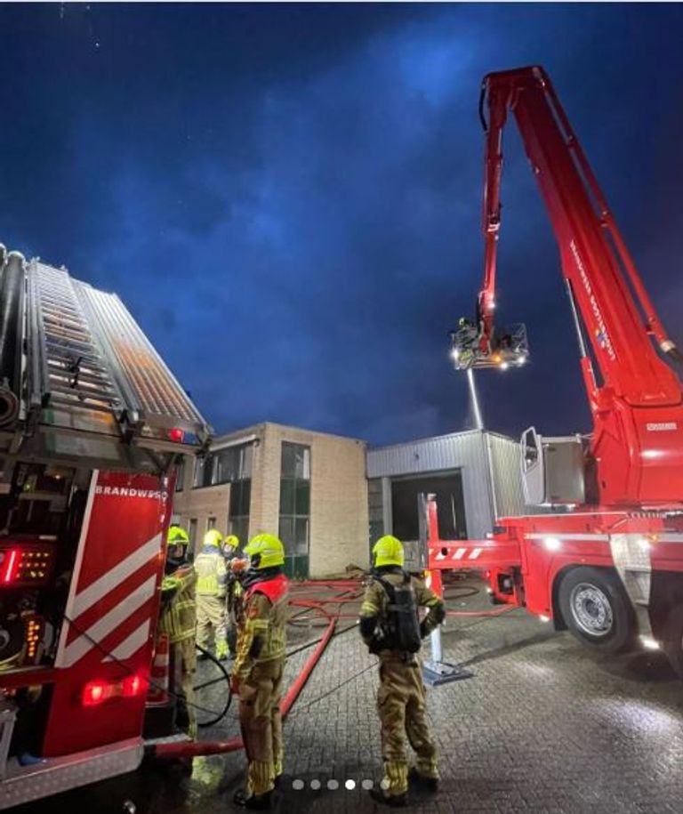 Toen de roldeur van het gebouw open was, had de brandweer het vuur snel onder controle (foto: Instagram brandweer Raamsdonksveer).