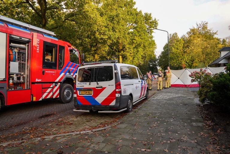 De politie doet onderzoek in en bij het huis aan de Bernhardstraat in Bakel. (foto: Harrie Grijseels/SQ Vision).