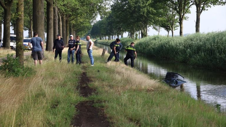 Voorbijgangers zagen de auto en waarschuwden de hulpdiensten (foto: Kevin Kanters/SQ Vision).