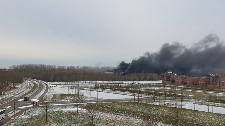 Zwarte rook boven het complex (foto: SQ Vision).
