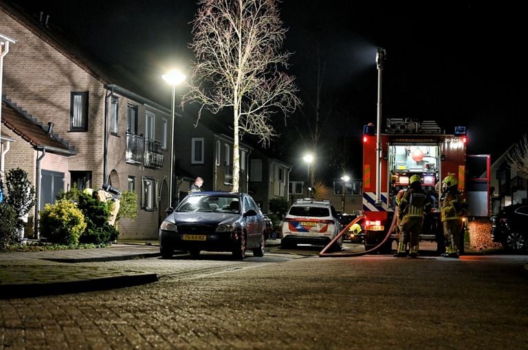 De brandweer bluste de brand aan de straat Bieslook in Oisterwijk (foto: Toby de Kort/SQ Vision).