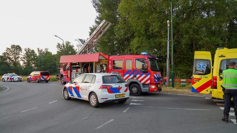 De auto crashte in de Oranjelaan in Beek en Donk, de bestuurder verloor de macht over het stuur bij de Beekse brug (foto: Harrie Grijseels/SQ Vision).