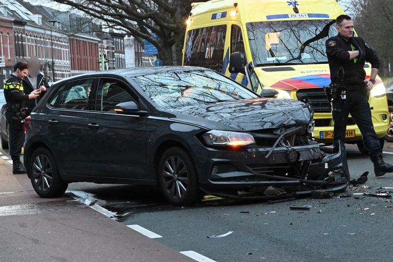 Gewonde bij botsing in Breda (Foto: Perry Roovers/SQ Vision)