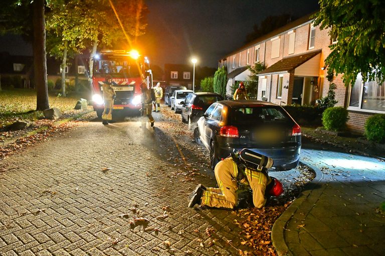 Onder drie banden van de auto aan het Crusaethof in Valkenswaard lagen aanmaakblokjes (foto: Rico Vogels/SQ Vision).