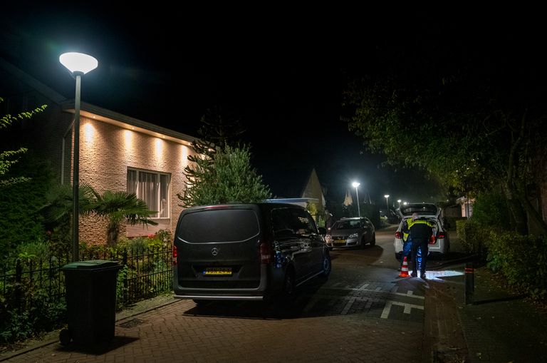 De politie doet onderzoek bij het huis in Den Bosch (foto: Iwan van Dun/SQ Vision).