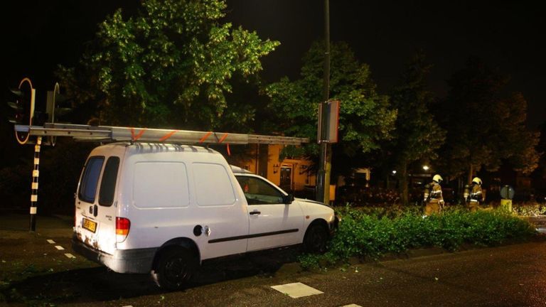 Omdat een gasfles in de bestelauto lekte, werd ook de brandweer opgeroepen (foto: Bart Meesters).