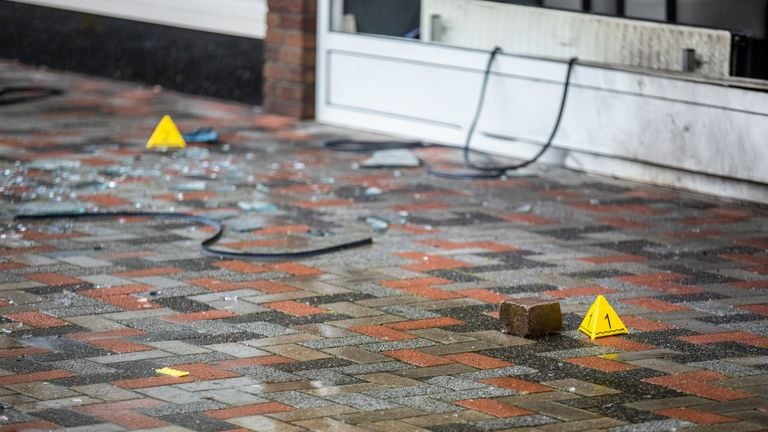 De glassplinters liggen op straat (Foto: Christian Traets/SQ Vision)