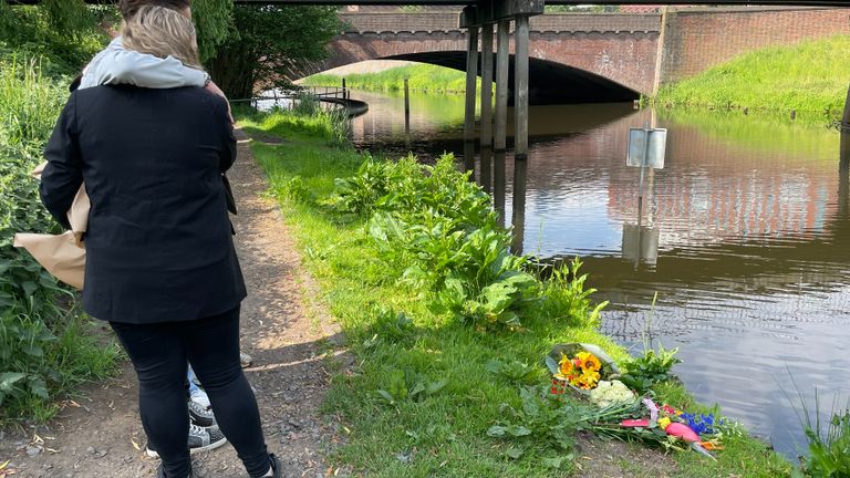 Vrienden leggen bloemen neer op de plek van het ongeluk (foto: René van Hoof).