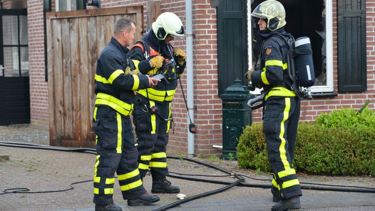 De brandweer bij het huis in Sprundel (foto: Perry Roovers/SQ Vision).