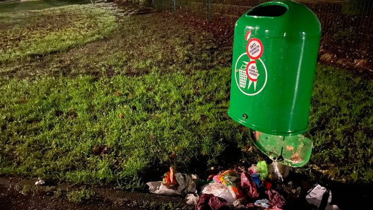 Een opgeblazen prullenbak in Heeze.