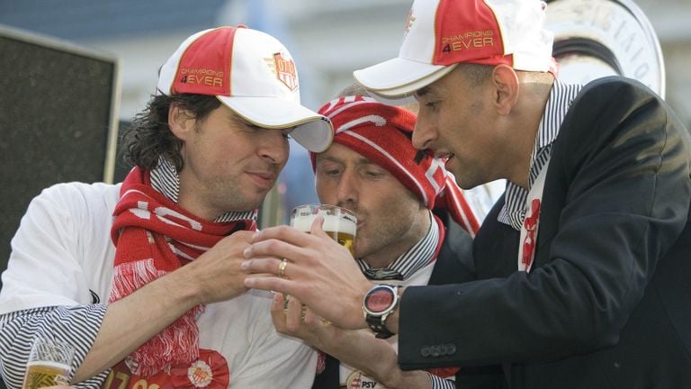 Heurelho Gomes krijgt een biertje tijdens de huldiging (foto: ANP/Ed Oudenhaarden). 