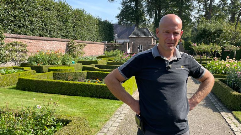 Tuinman Vincent Ketelaars en zijn team zorgen ervoor dat de tuin er perfect uitziet. 