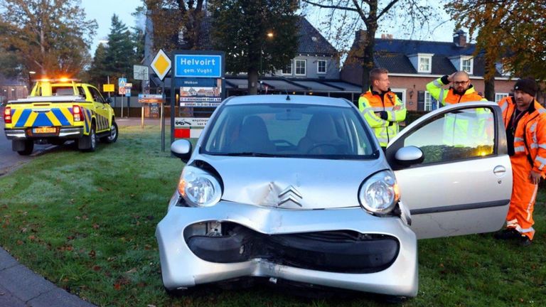 Een bergingsbedrijf heeft de auto meegenomen (foto: Bart Meesters).