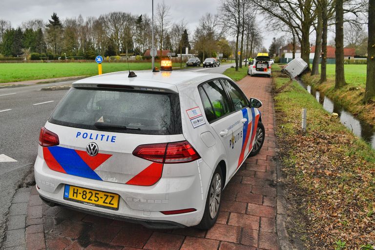 De politie op de plaats van het ongeluk in Valkenswaard (foto: Rico Vogels/SQ Vision).