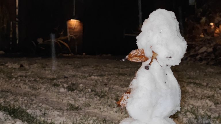 In Bladel verrees vrijdagnacht meteen een sneeuwpop (foto: Mathijs Rossiau)