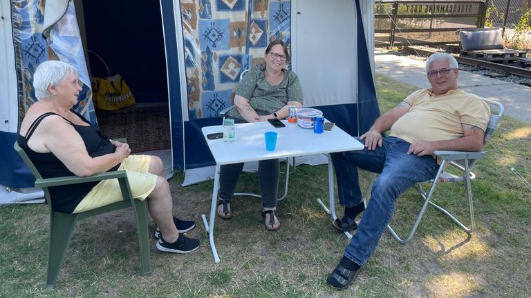 Maria, Tanja en Rob bij de vouwwagen op de stadscamping bij het Spoorpark in Tilburg (foto: Tom van den Oetelaar).