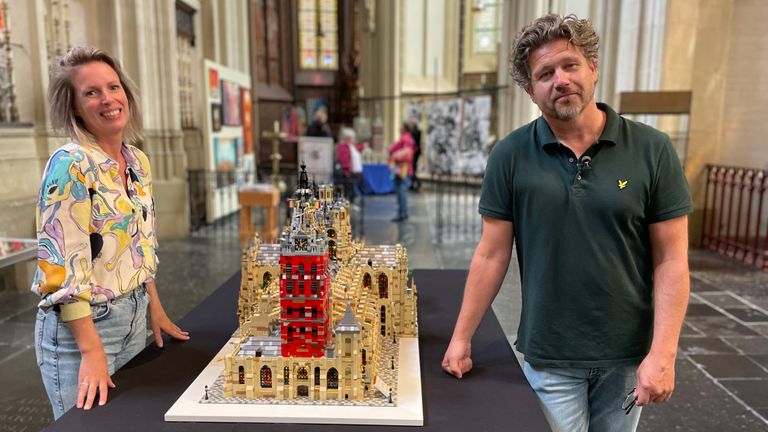 Martijn Vissers en zijn vriendin Marieke de Groot bij de 'lego-Sint-Jan' (foto: Tonnie Vossen)