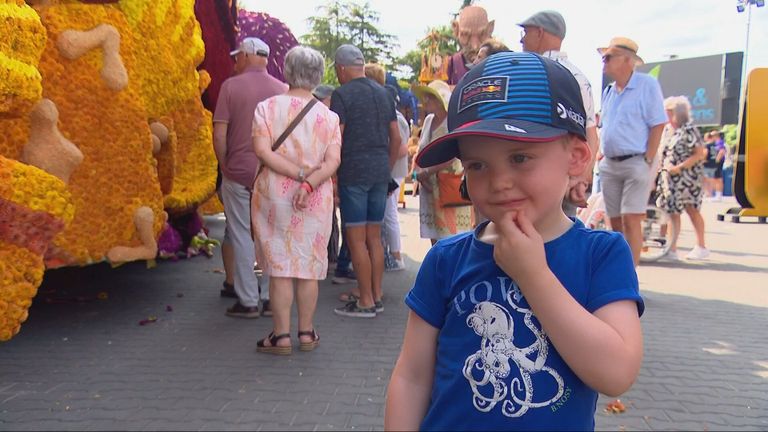 Voor deze jongen is het duidelijk: zijn opa heeft de mooiste wagen gemaakt (foto: Raymond Merkx).