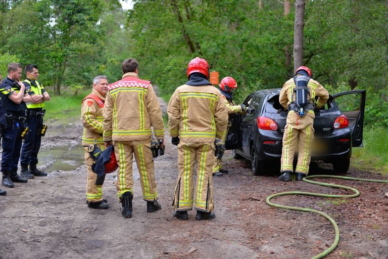 De uitgebrande auto werd gevonden aan de Beekse Peeldijk in Bakel (foto: Walter van Bussel/SQ Vision).