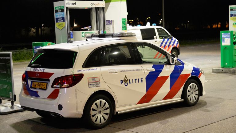De politie was met meerdere auto's aanwezig bij de benzinepomp in Rucphen (foto: Perry Roovers/SQ Vision).