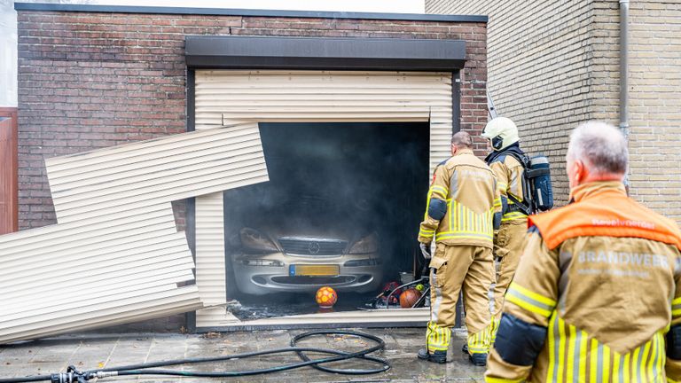 De brandweer bluste het vuur bij de garagebox in Tilburg (foto: Jack Brekelmans/SQ Vision).