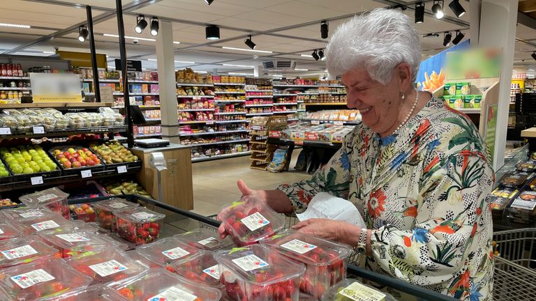 Vis halen op de markt of boodschappen doen, Lina heeft het er maar druk mee (foto: Megan Hanegraaf).