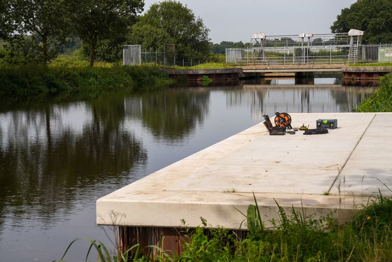 De dode man werd gevonden in het water aan de Pater Eustachiuslaan in Aarle-Rixtel (foto: Harrie Grijseels/SQ Vision).