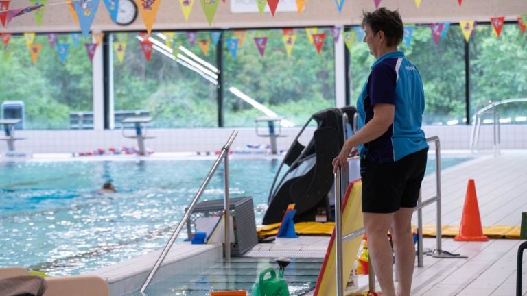 Zweminstructrice Rianne houdt alles strak in de gaten in het voor haar versierde zwembad (foto: Omroep Tilburg).