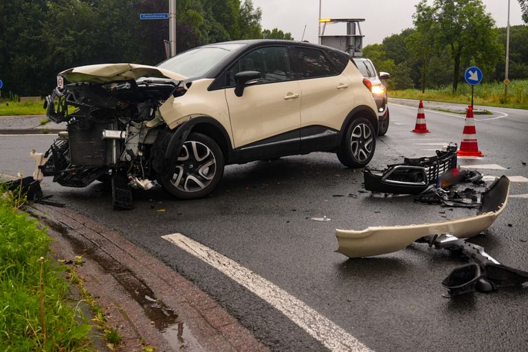 De auto raakte bij de aanrijding in Beek en Donk zwaar beschadigd.