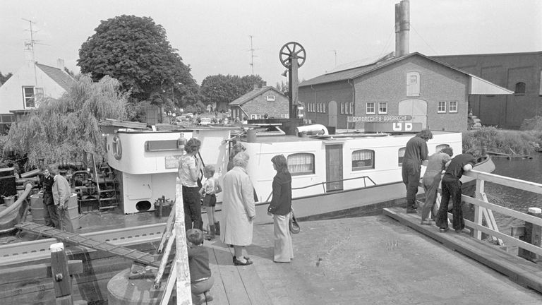 De aanvaring door binnenvaartschip Dordrecht 8 in 1975 (Foto: Ben Steffen/West-Brabants Archief).