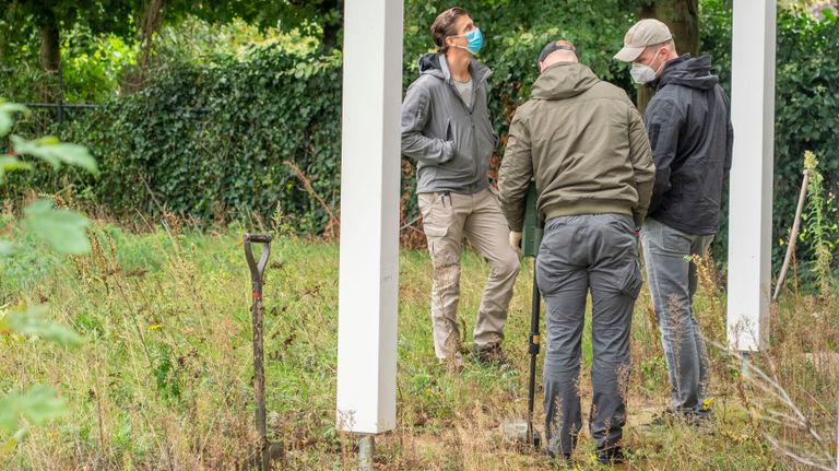 De politie zoekt onder andere met een metaaldetector (foto: Dave Hendriks/SQ Vision Mediaprodukties).