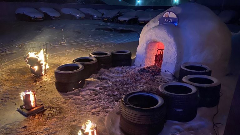 Een vuurtje, warme chocolademelk en lekker warm in de Bladelse  iglo dankzij een gemonteerde infraroodlamp (foto: Joris Vingerhoets).