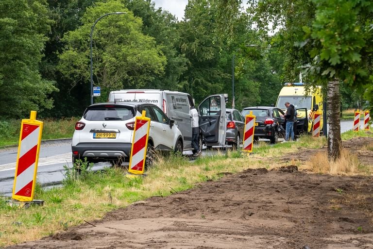 Het ging mis voor een verkeerslicht op de Overlaatweg in Waalwijk (foto: Iwan van Dun/SQ Vision). 