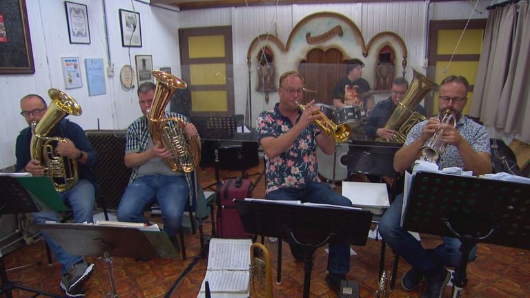 Blaaskapel Zwarte Fanfare is nog druk aan repeteren voor het Oktoberfest (foto: Omroep Brabant).