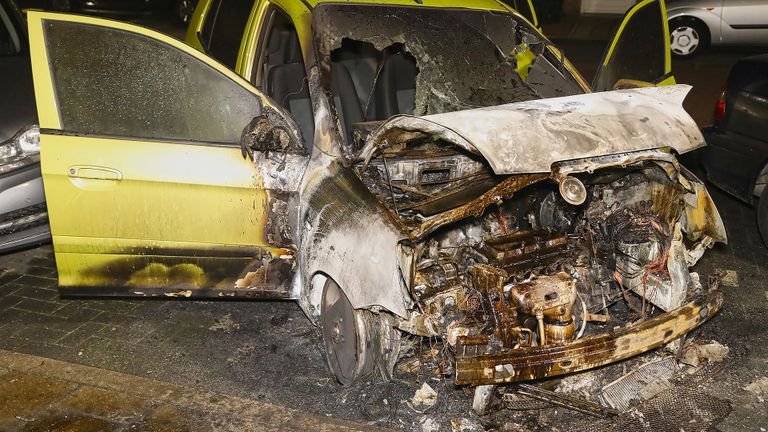 Van de auto in Heesch is weinig meer over (foto: Gabor Heeres/SQ Vision)