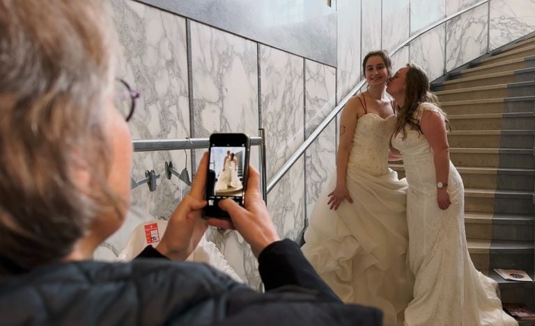 Twee vriendinnen hebben grootste lol in hun tweedehands trouwjurken (foto: Jan Peels) 