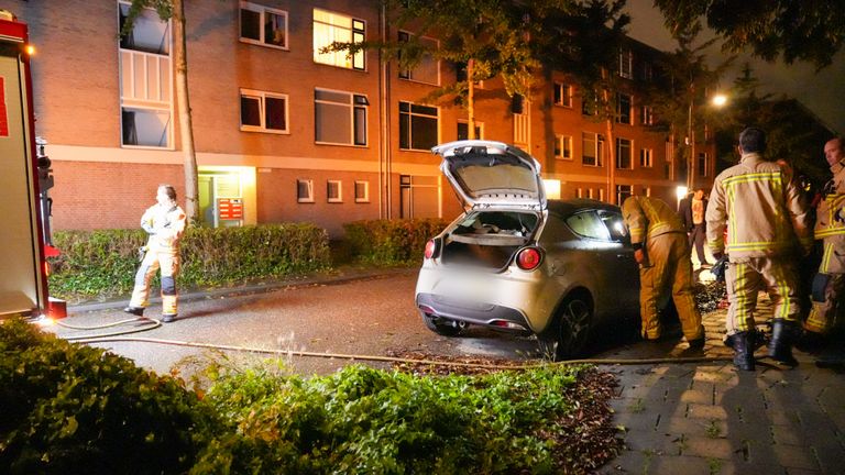 Toen de brandweer aankwam in de Vondellaan in Helmond, was het vuur al gedoofd (foto: Harrie Grijseels/SQ Vision).