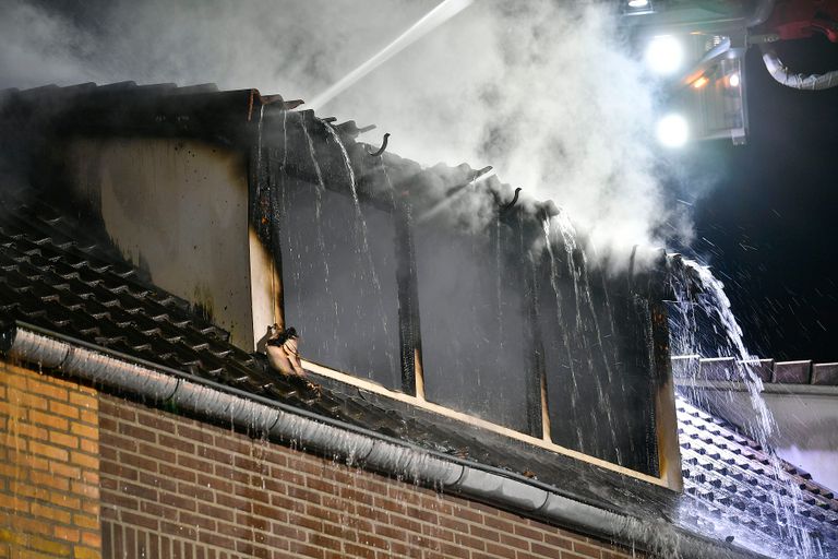 Van de zolder van het huis bleef weinig over (foto: Rico Vogels/SQ Vision).