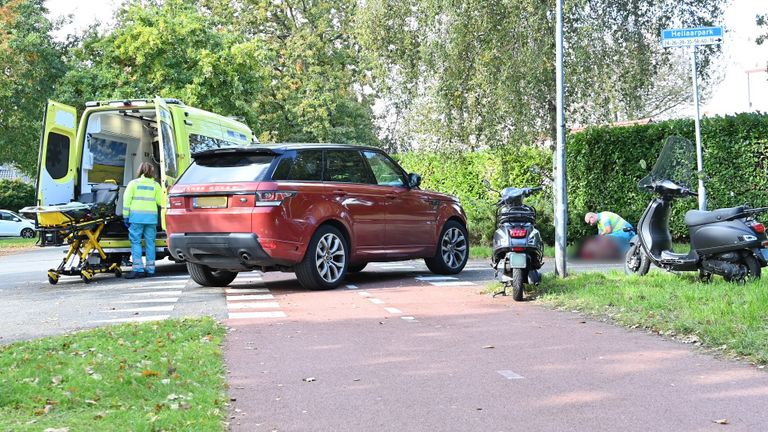 De scooterrijdster raakte bij de botsing in Breda gewond (foto: Perry Roovers/SQ Vision).