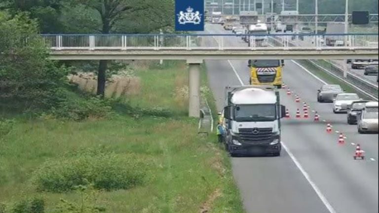 De kapotte vrachtauto op de A58 (foto: Rijkswaterstaat).