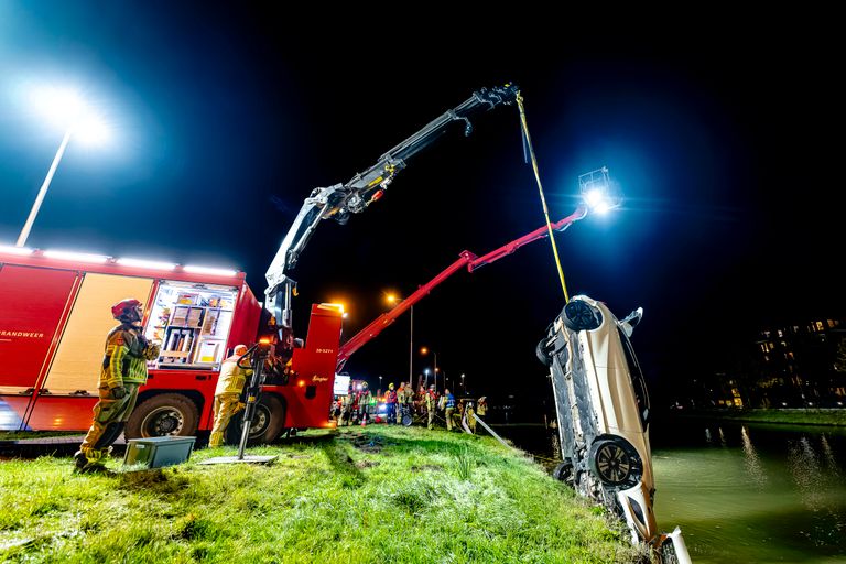 Automobiliste wijkt uit voor konijn en rijdt in het water (Eye4images).