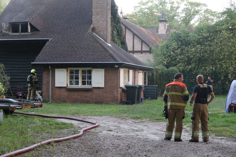 Het vuur woedde in een vrijstaand huis aan de Boxtelseweg in Vught (foto: Sander van Gils/SQ Vision).