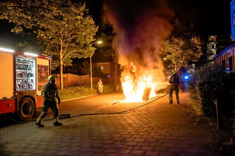 De autobranden werden ontdekt tussen kwart voor drie en drie uur zondagnacht (foto: Jack Brekelmans/SQ Vision).