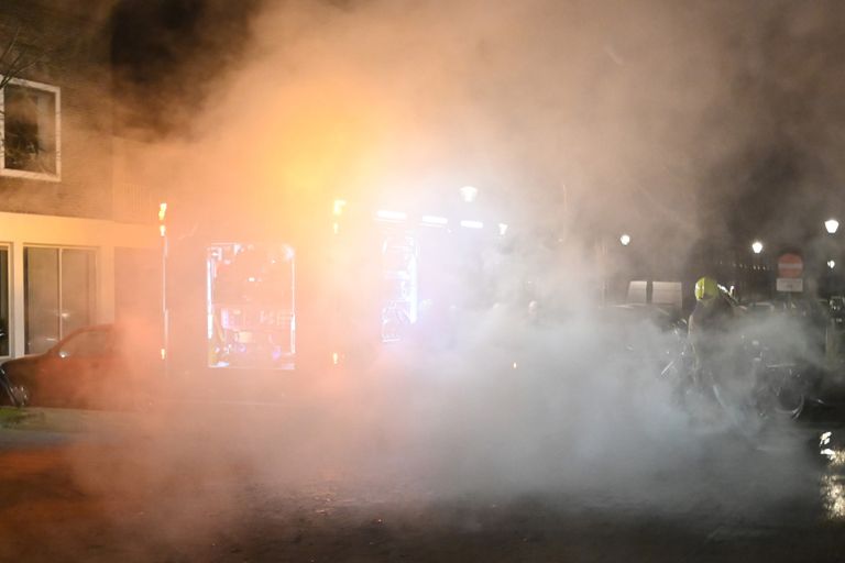 Bij het blussen van de brandende rolcontainer ontstond veel rook (foto: Perry Roovers/SQ Vision).