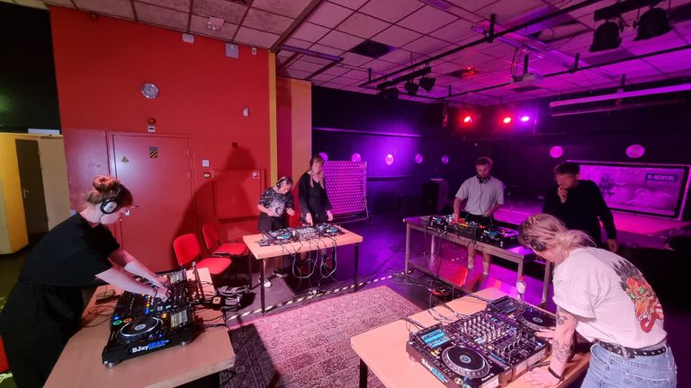 Vier duo's oefenen op professionele DJ-apparatuur. (foto: Collin Beijk)
